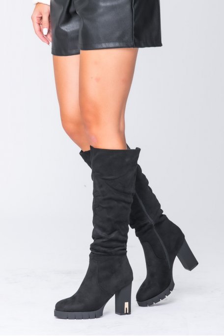 Stiefel aus Wildleder mit schwarzem Absatz